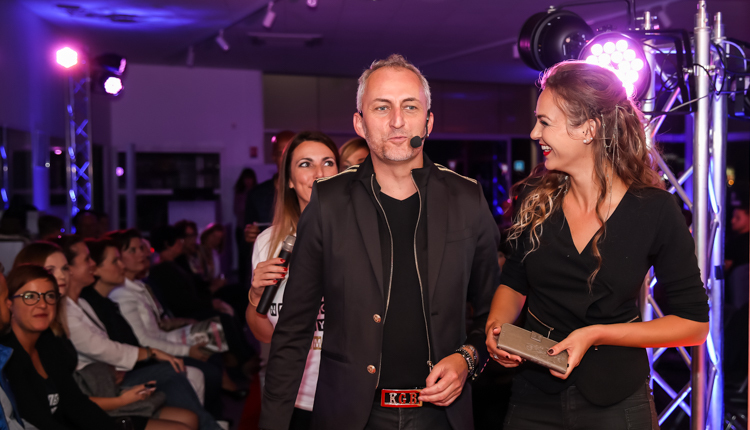 Guillaume Bloch animant un défilé de mode dans le Haut-Rhin